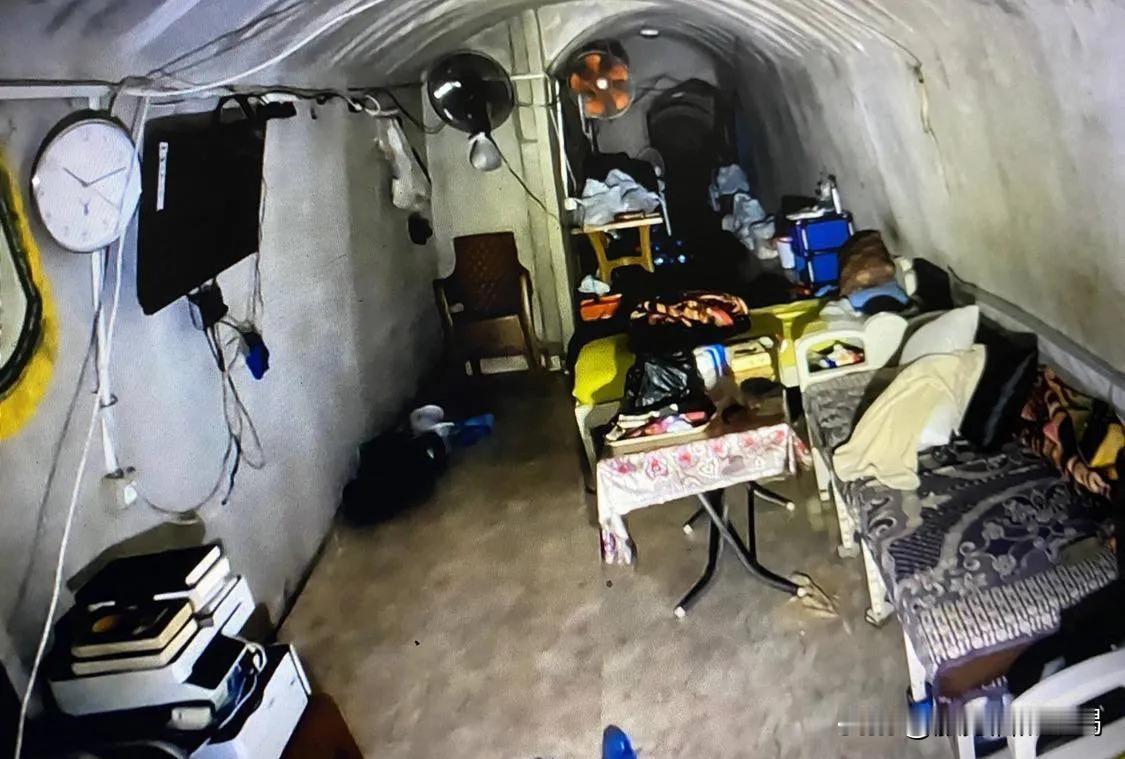 哈马斯领导人辛瓦尔其中的一个居住地道内设施齐全，除了电视可以随时了解世界变化，有