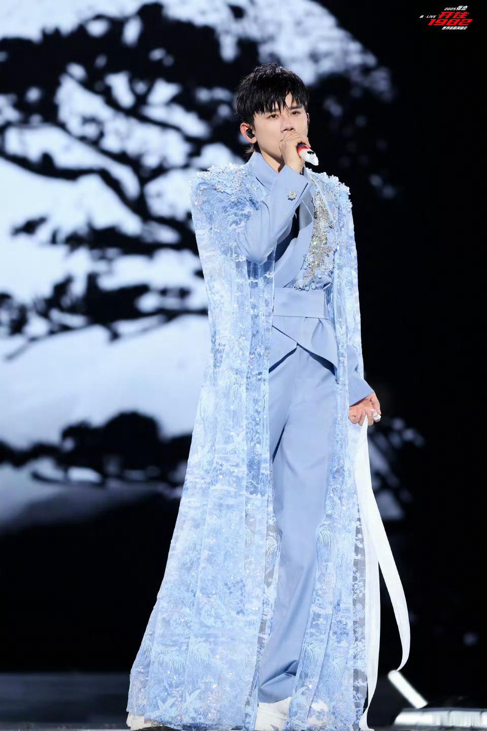 张杰演唱会置景  张杰每一场演唱会看得出来都是用了心的，今年的置景真的太好看了。