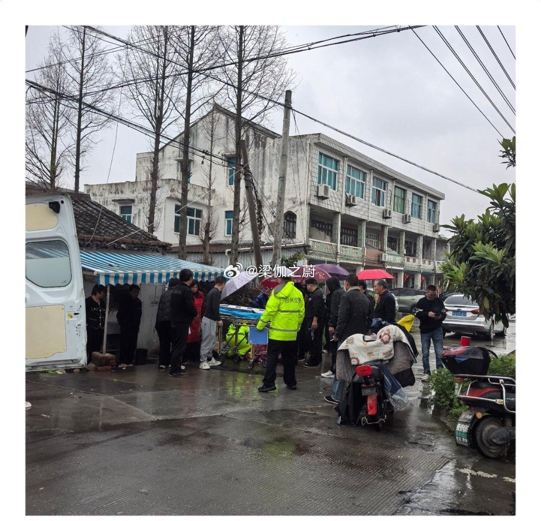 路上遇交通事故，一位阿婆不幸被撞，伤势较重，头部明显受伤，情况十分危急。现场已经