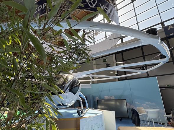 像许多航空航天贸易活动一样，2026德国腓特烈港航空展的第一天早上举行了一系列新