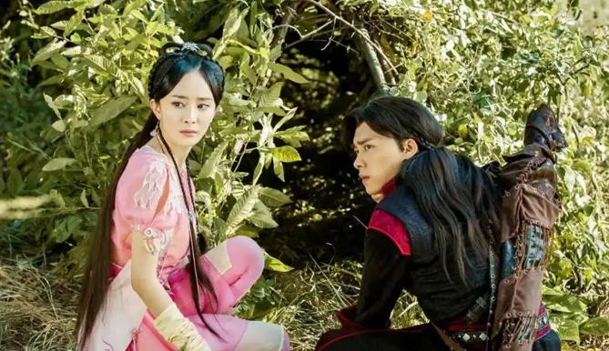 李易峰颜值出众，有钱又有才华，手握顶级资源从不缺优质追求者，什么样的女朋友找不到