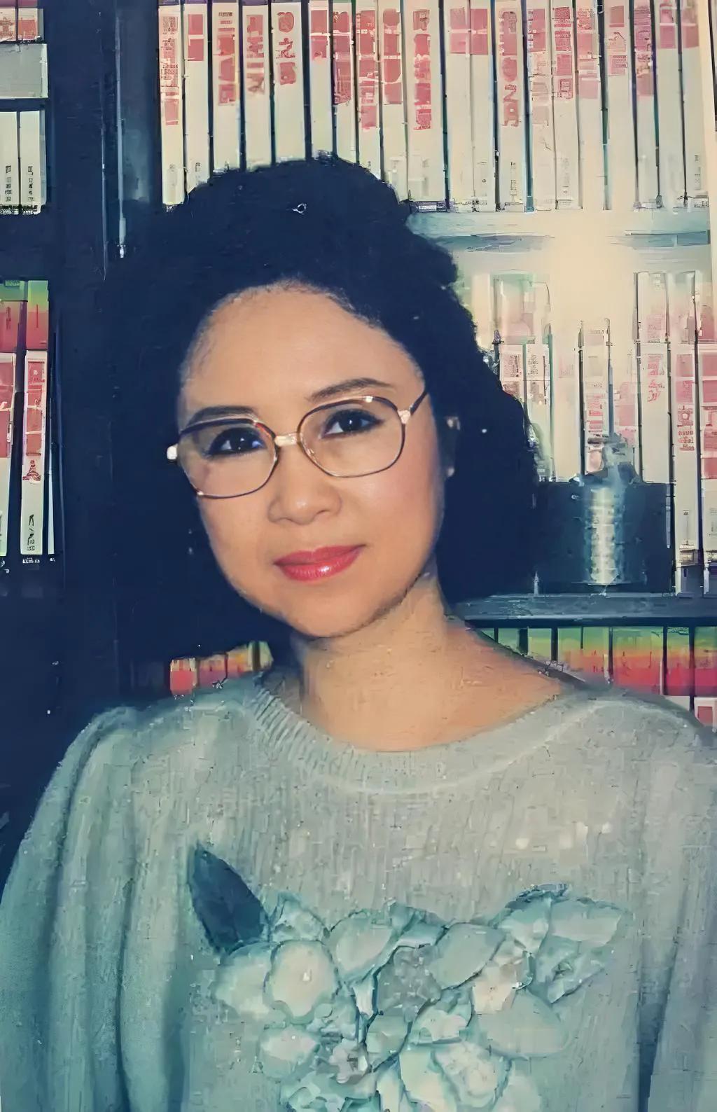 1964年，琼瑶离婚后，做了平鑫涛的情妇。当时平鑫涛的妻子哭着求她把丈夫还给自己