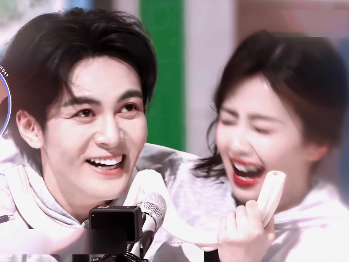 一个爱笑一个爱逗