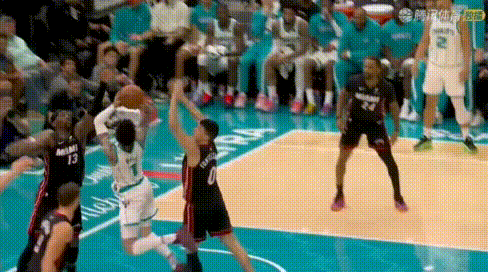 热火悬了——阿德巴约被三球拉腿阴离场！
三球躺地上直接拉阿德巴约脚跟，热巴尾椎骨