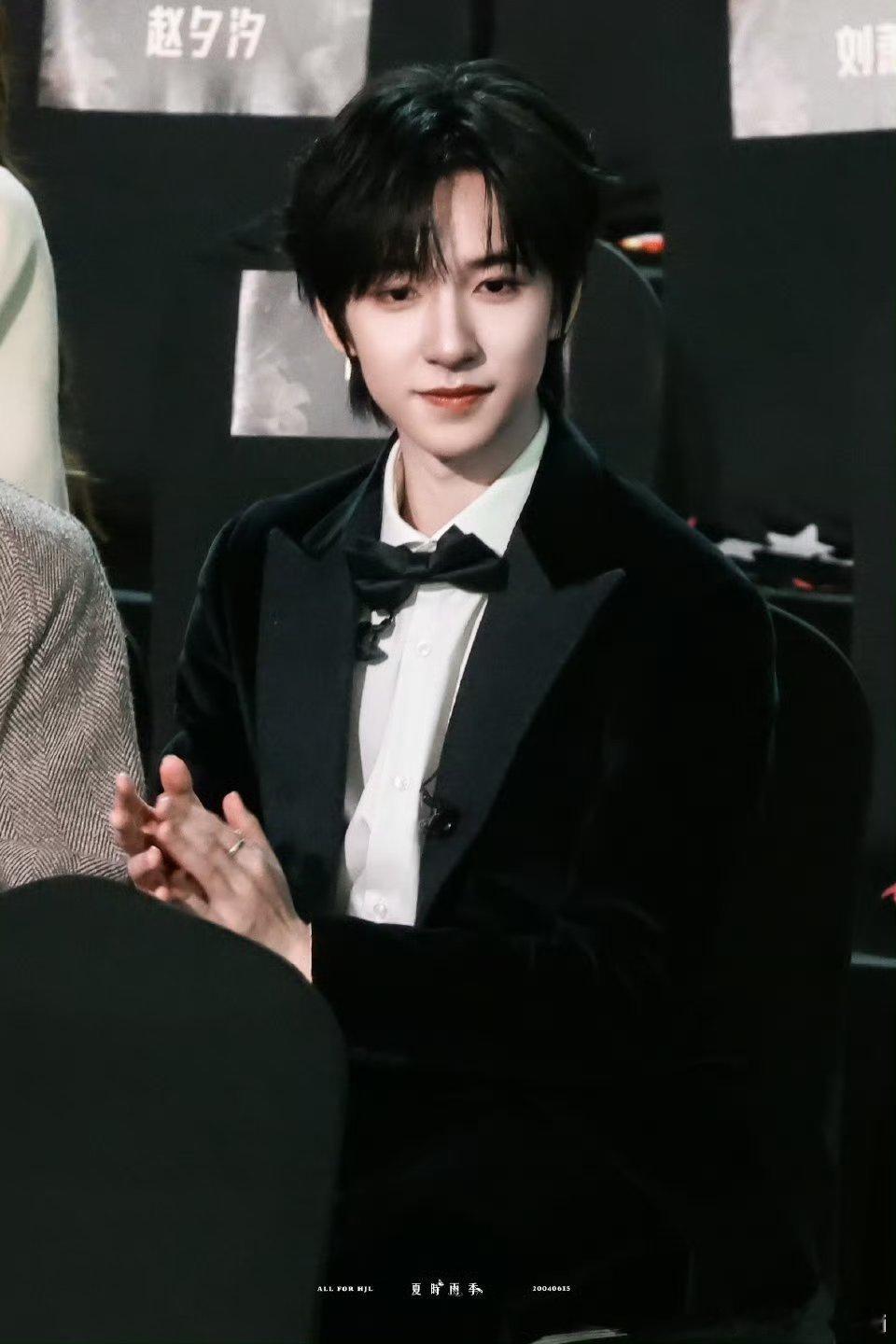 贺峻霖体制内男友感有了，好板正一男的，不愧是你啊贺峻霖，每次出现在大家面前总会带