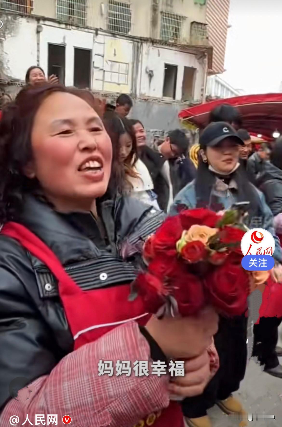 近日，贵州一婚礼现场，新娘抛花的环节，一伴郎抢到了鲜花，伴郎第一反应是手捧着鲜花