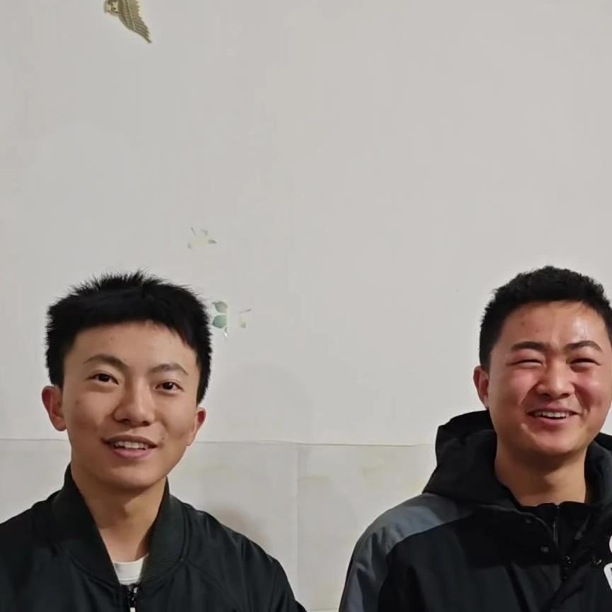 这种巧合是社交圈层高度重叠与缘分闭环的典型体现。在熟人社会或地域流动性相对稳定的