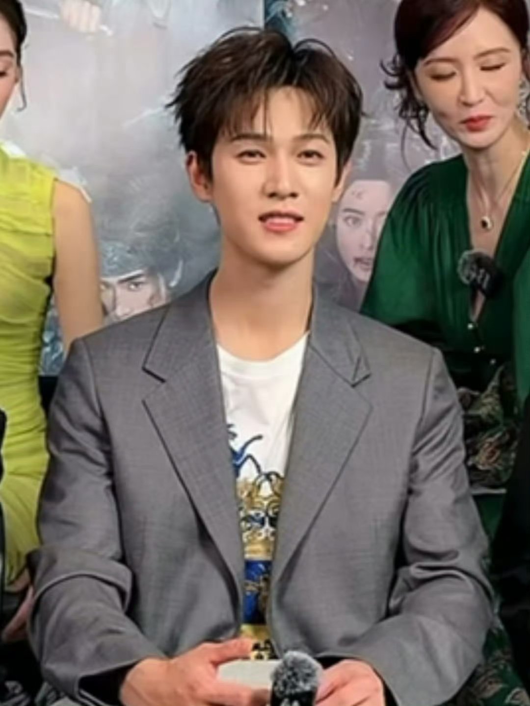 李昀锐就是眼睛长得不行 