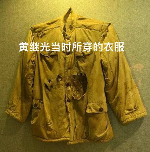 1958年，志愿军从朝鲜撤军前夕，黄继光的弟弟去了 597.9 高地（上甘岭）祭