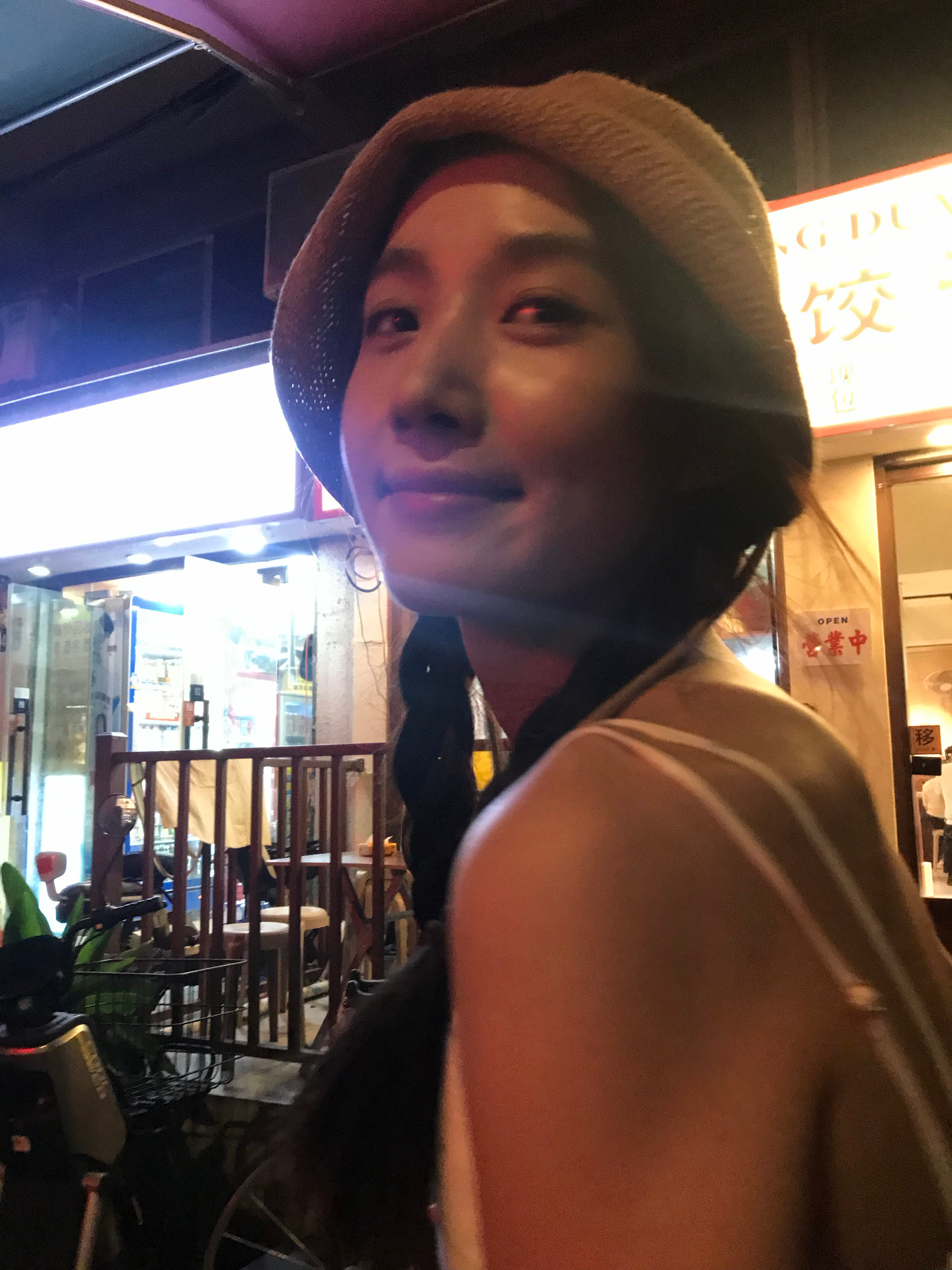 卢昱晓发了噜噜晓记录，撸狗、吃雪糕、看云朵，满是松弛鲜活的氛围感，内心柔软浪漫的