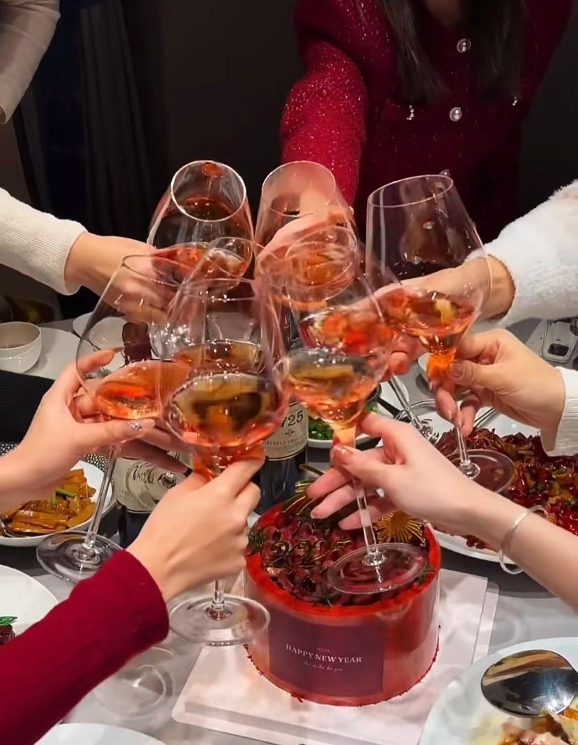 赛博碰杯跨年简直是宅人福音新的一年第一杯先敬老己 跨年夜的外卖奶茶到了，插两根吸