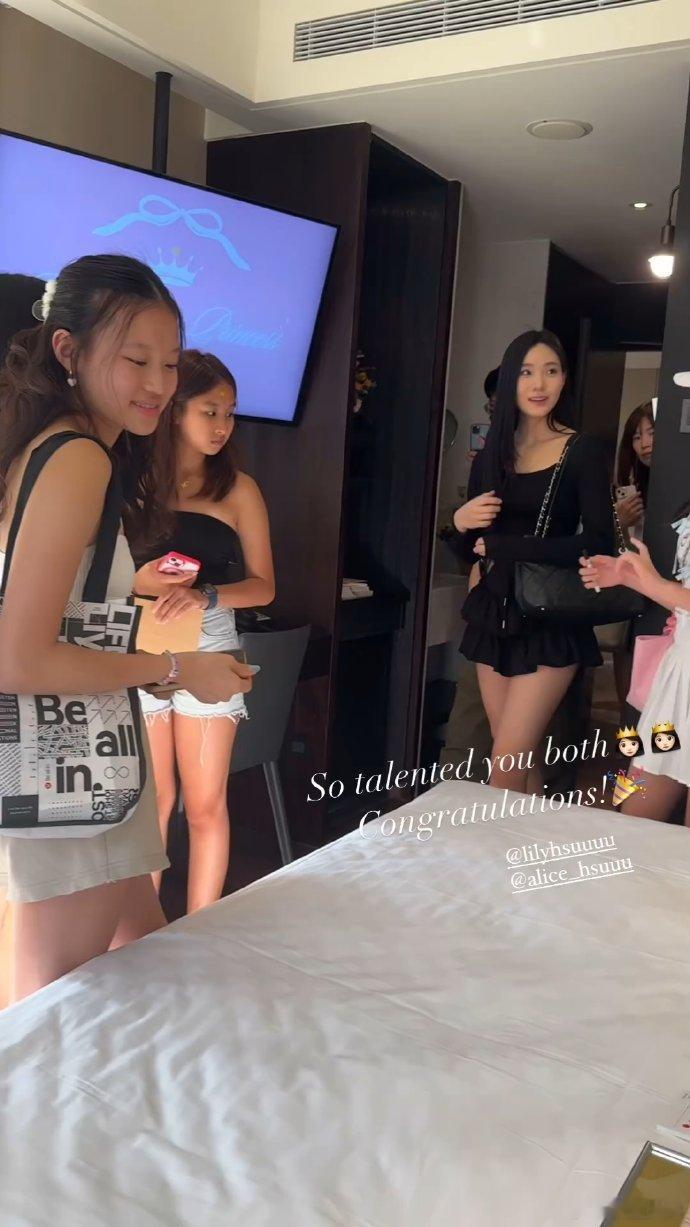 #小S二女儿用中英文介绍画作#画风好漂亮，是她的风格。谁说s家只会把孩子往演艺圈