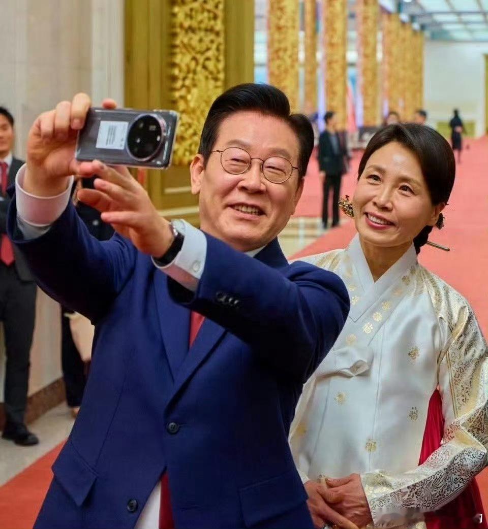 李在明用小米手机自拍这次对上了小米15ultra 小米设计采用三星屏幕所以提现中