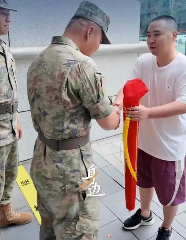 脑梗发作命悬一线，这名网约车司机为何不直接打120，反倒硬撑着把车开到军营求救？