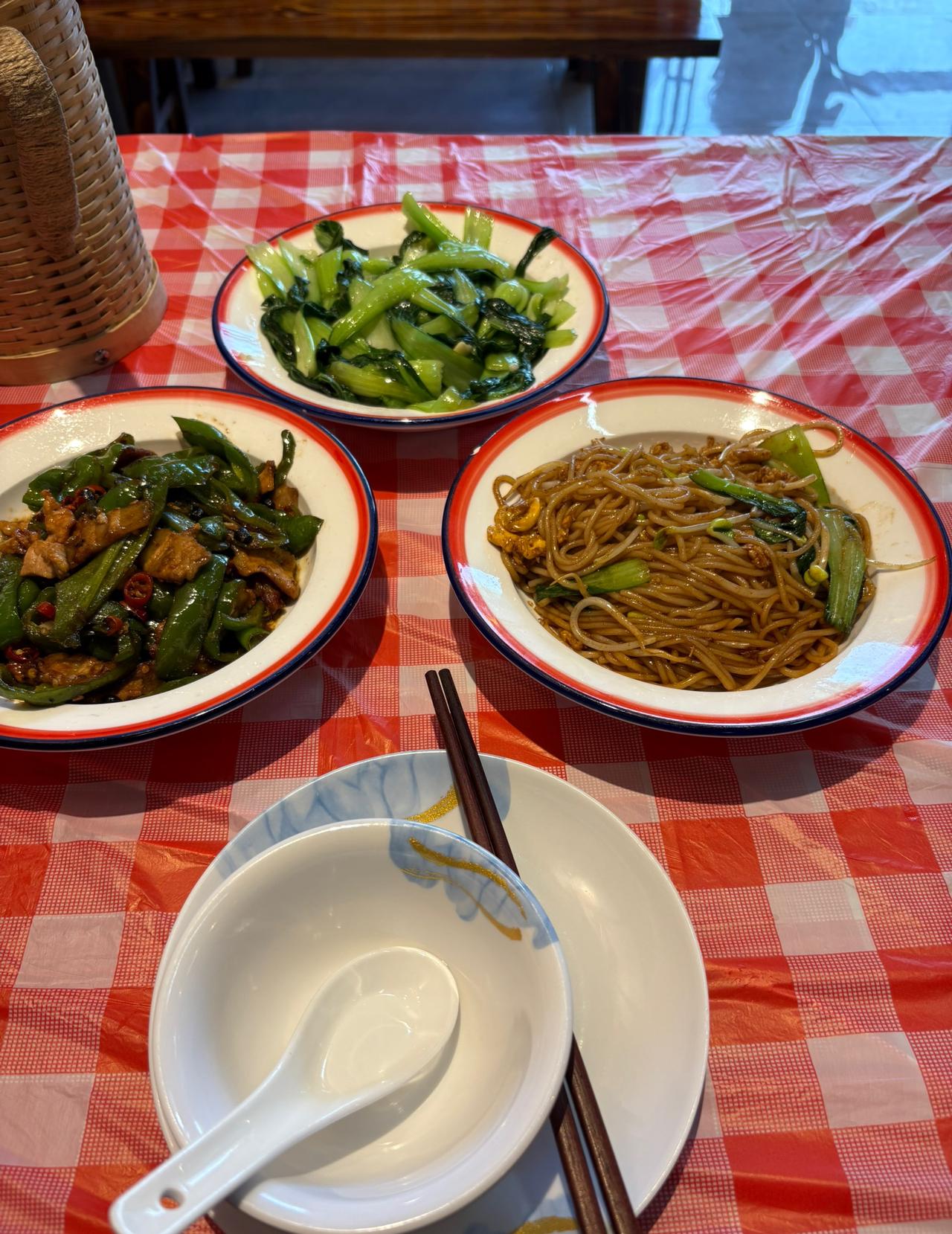 不得不说我们内地的消费还是便宜的，
昨天在一家江西饭店点了一盘炒粉，一个青菜，一