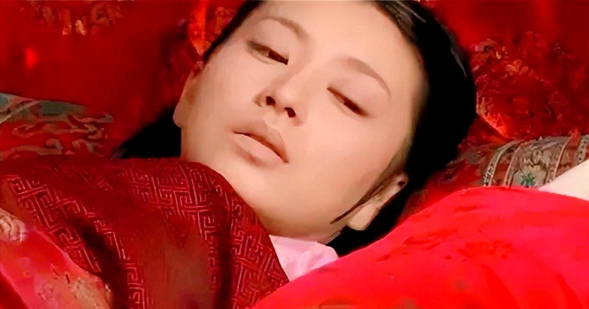 眉庄血崩那一夜，再也没人关心她的枕头软不软了。

皇后算计着谁该死，华妃盯着谁会