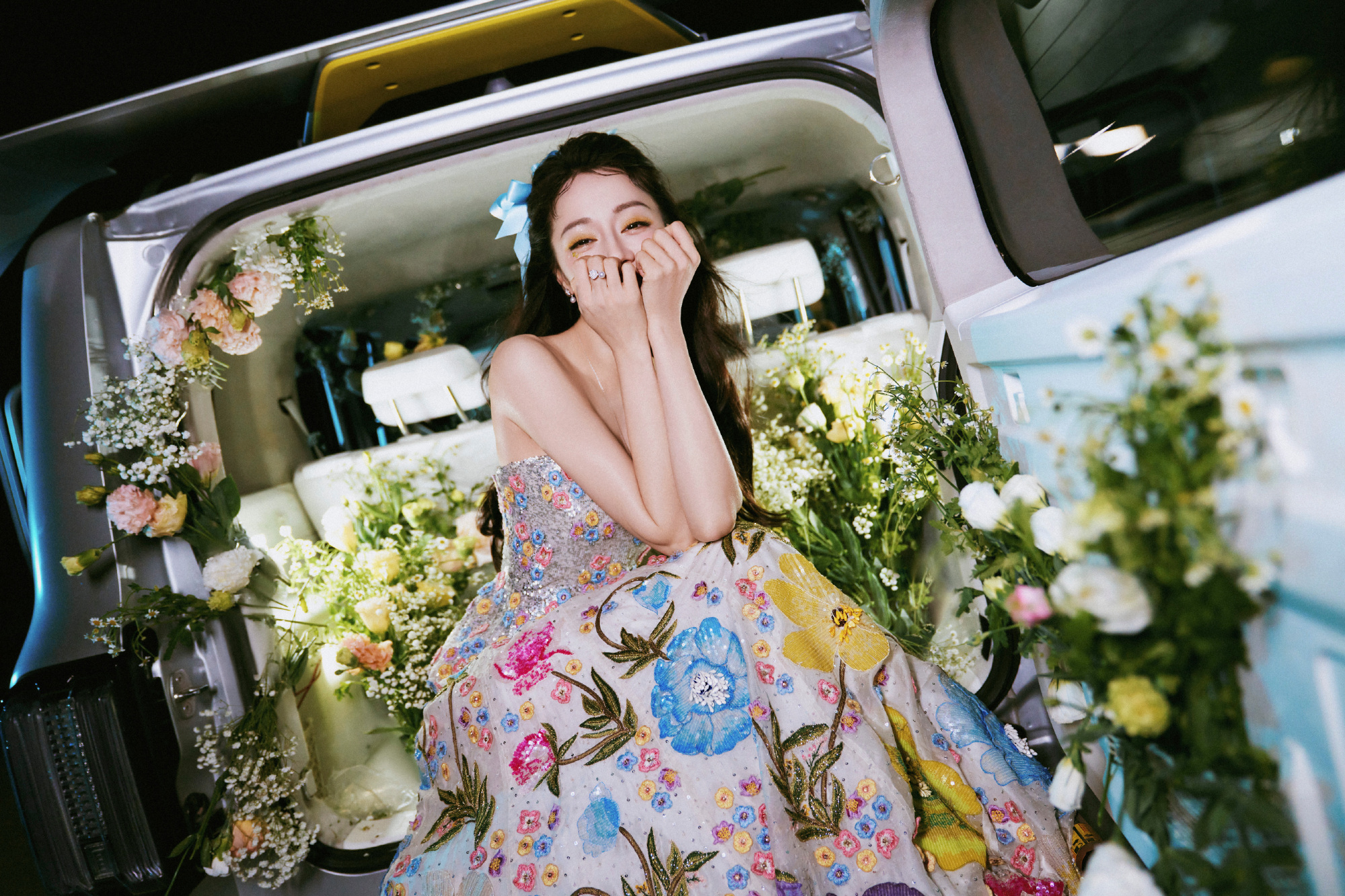 迪丽热巴最新红毯妆造：一袭长裙明媚大方，缤纷花卉交错铺满裙摆，弥漫美好气息。迪丽