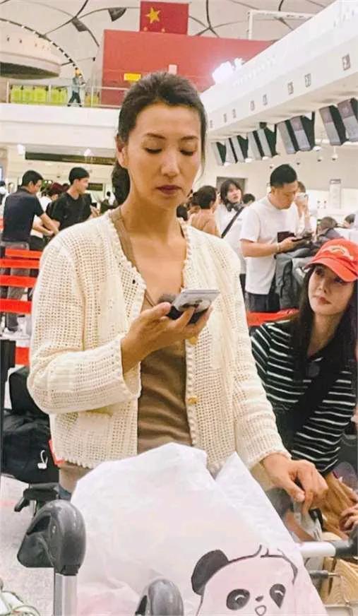 44岁“万人迷”陈好现身北京，状态还不错，
一件米白色的针织开衫搭配一条牛仔裤，