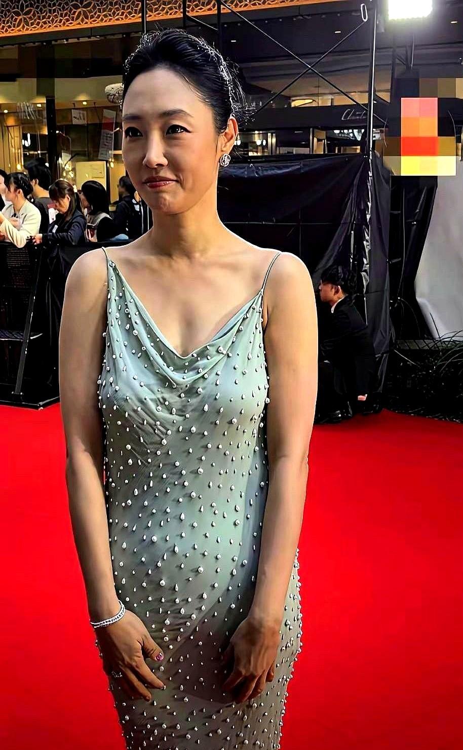 曾经的票房女王，如今被嫌老了。

白百何曾凭多部作品成票房担当，沉寂后复出尝试职