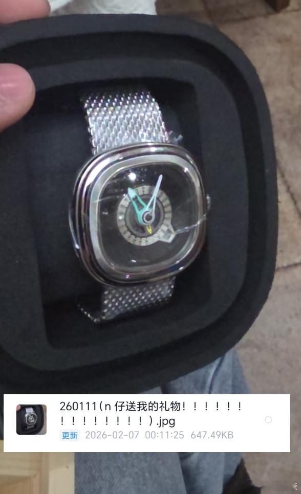 穆祉丞送苏新皓一万块的表 啊，还记得之前刷到他们在浴室玩苏新皓说自己的手表不防水