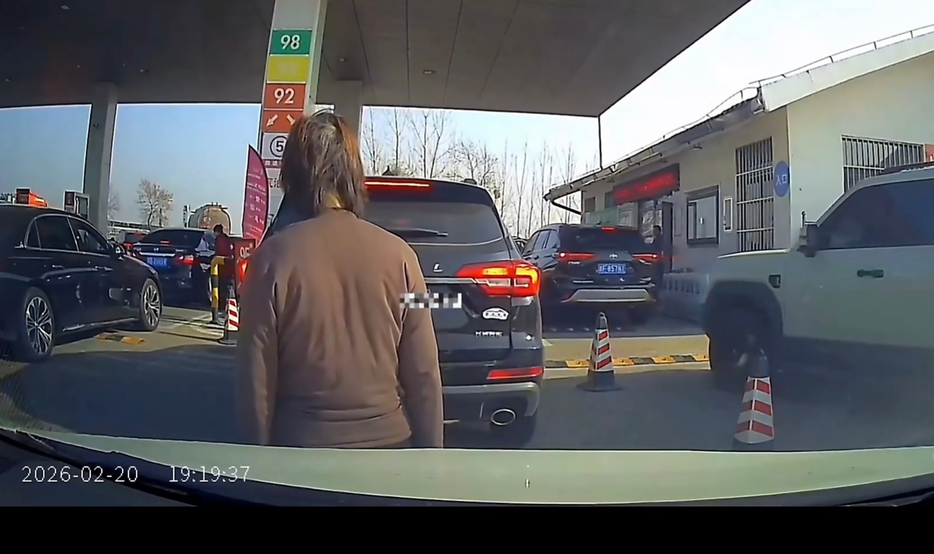 女子在加油站人肉插队躺后车引擎盖我有一个疑问如果此时视频车向后倒车女子摔倒磕到头