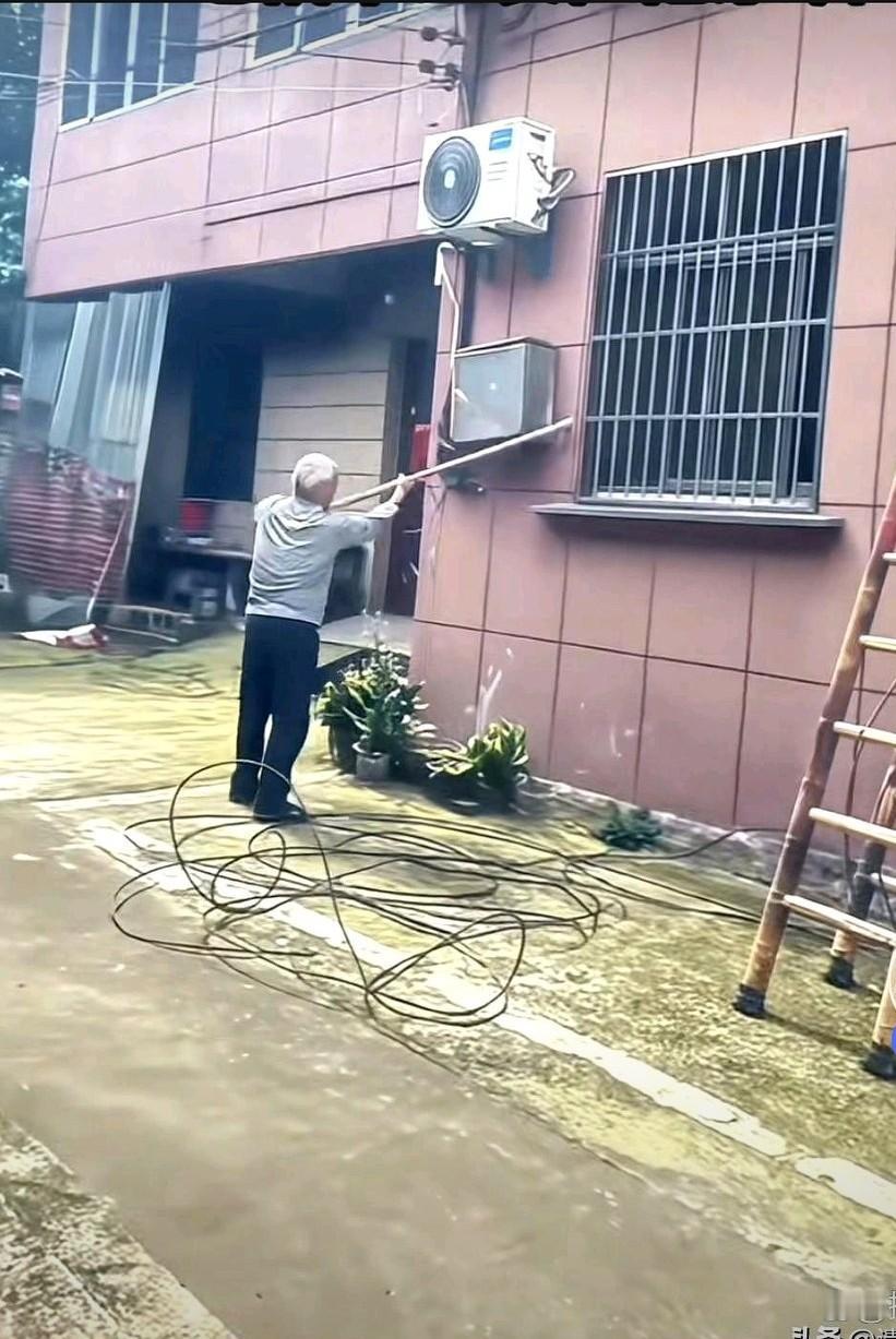 村里拉宽带，把箱子装在了大爷家的墙壁上。主线还没接通，大爷就扛着锄头过来把箱子砸