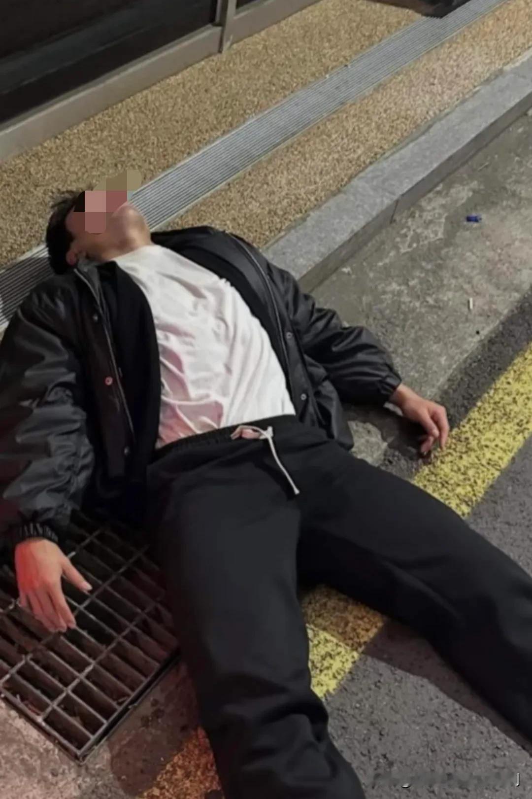 上海，60岁已婚男子参加朋友聚会，期间与一35岁女子眉来眼去。聚会结束后，俩人一