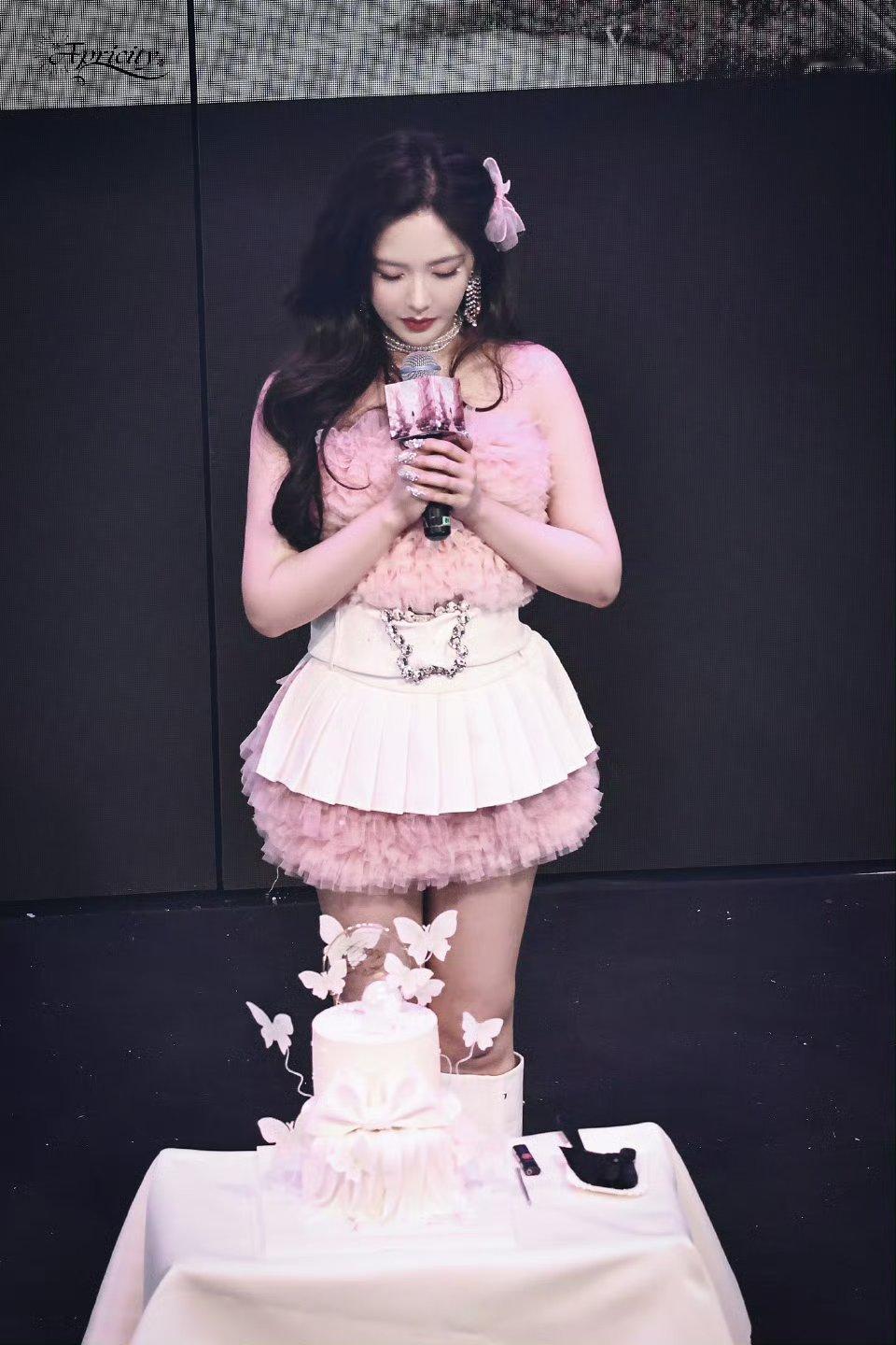 王艺瑾你对你的脸做了什么王艺瑾就是香香甜甜的草莓小蛋糕本人！嘴巴上火肿了也完全不