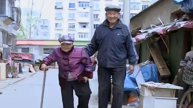 昨天凌晨四点多，云南大理那个山里的村子，天还没亮透，出殡的队伍已经排了二里地。