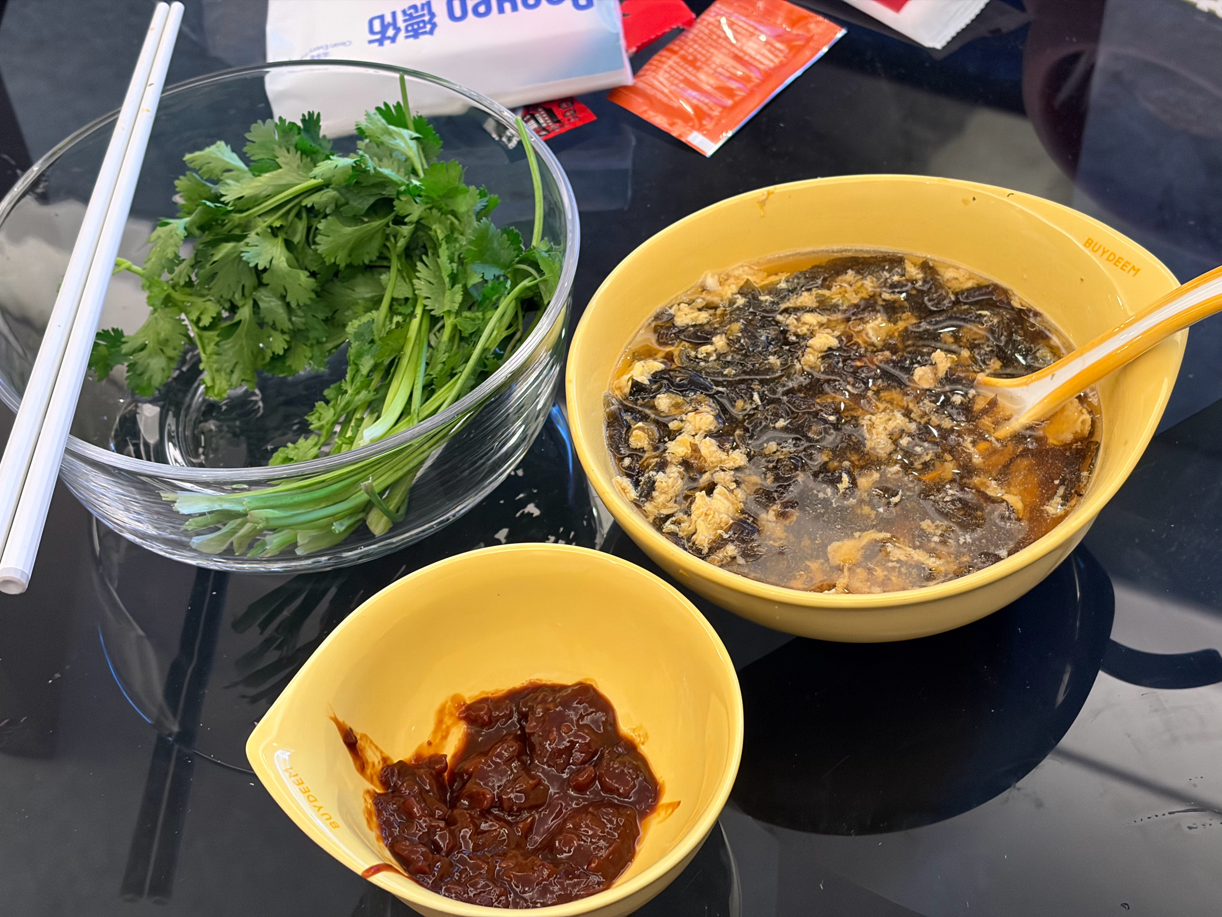 到家饿了就有夜宵吃美丽给我做了紫菜蛋花汤、烤紫薯，还有我最爱的香菜蘸酱！！！