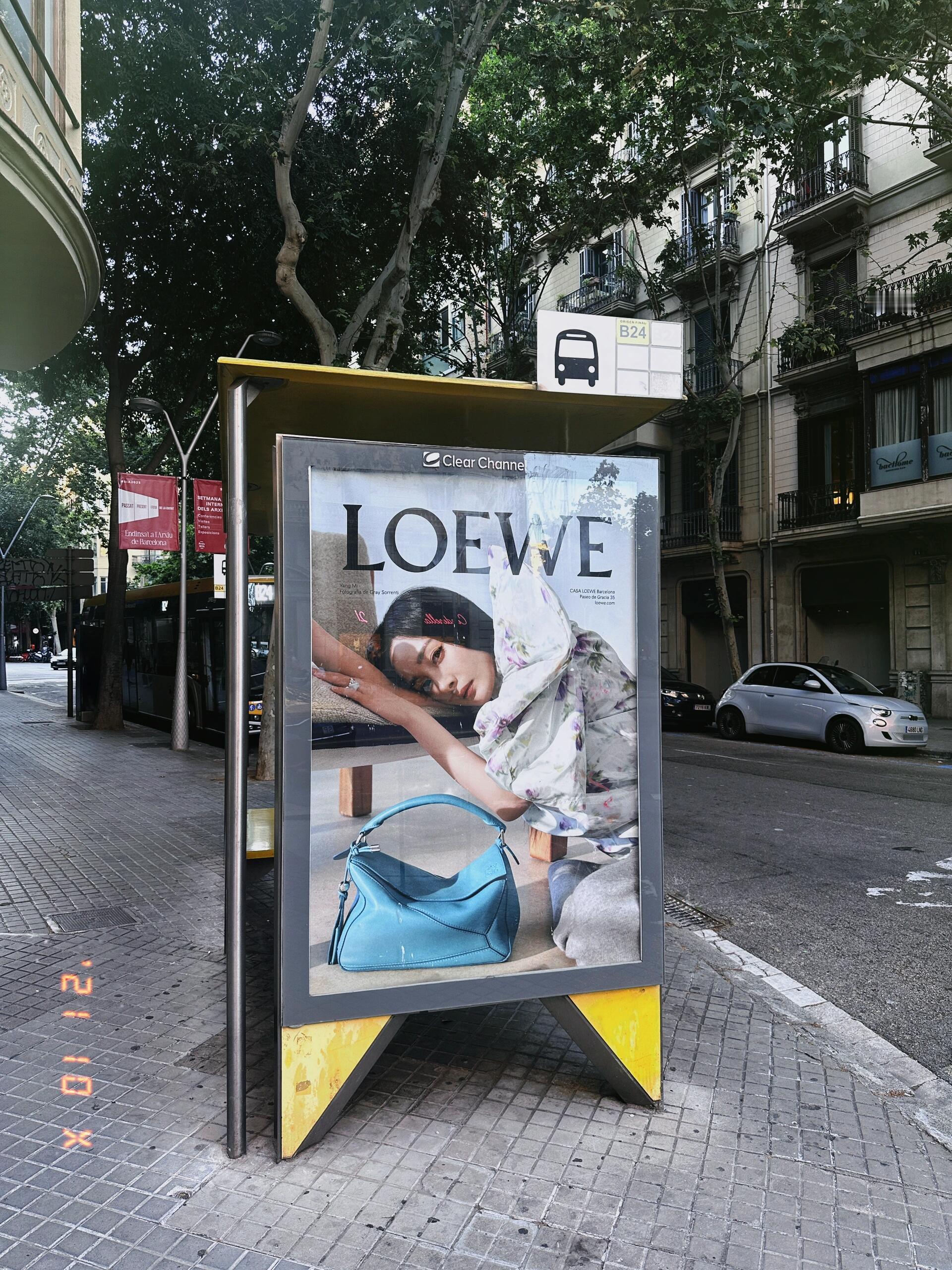 杨幂LOEWE罗意威全球品牌代言人 杨幂罗意威西班牙地广上线！坐标巴塞巴士站🚏