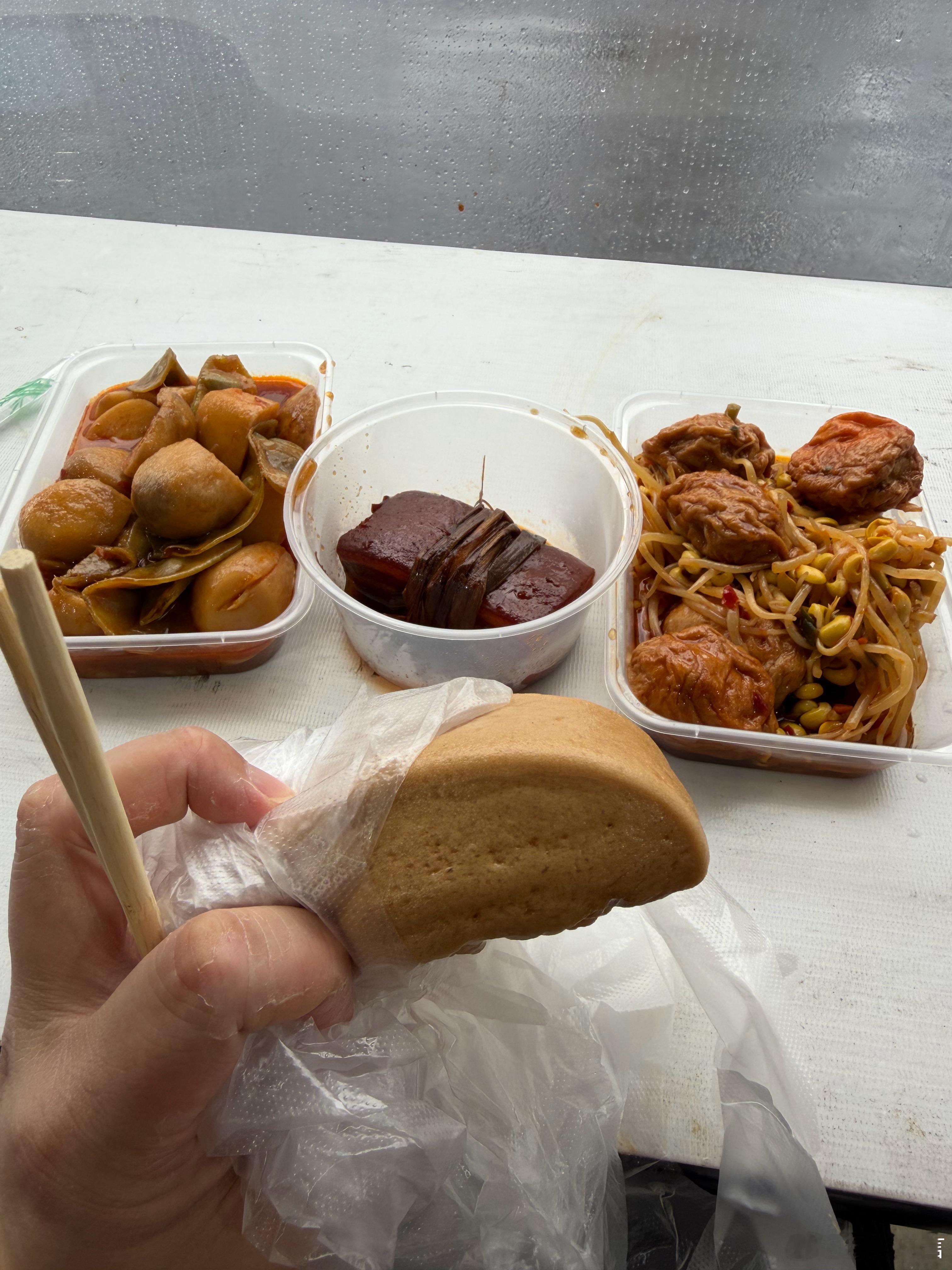 坐在路边帐篷里，看着外面的雨吃着午饭，挺舒服 