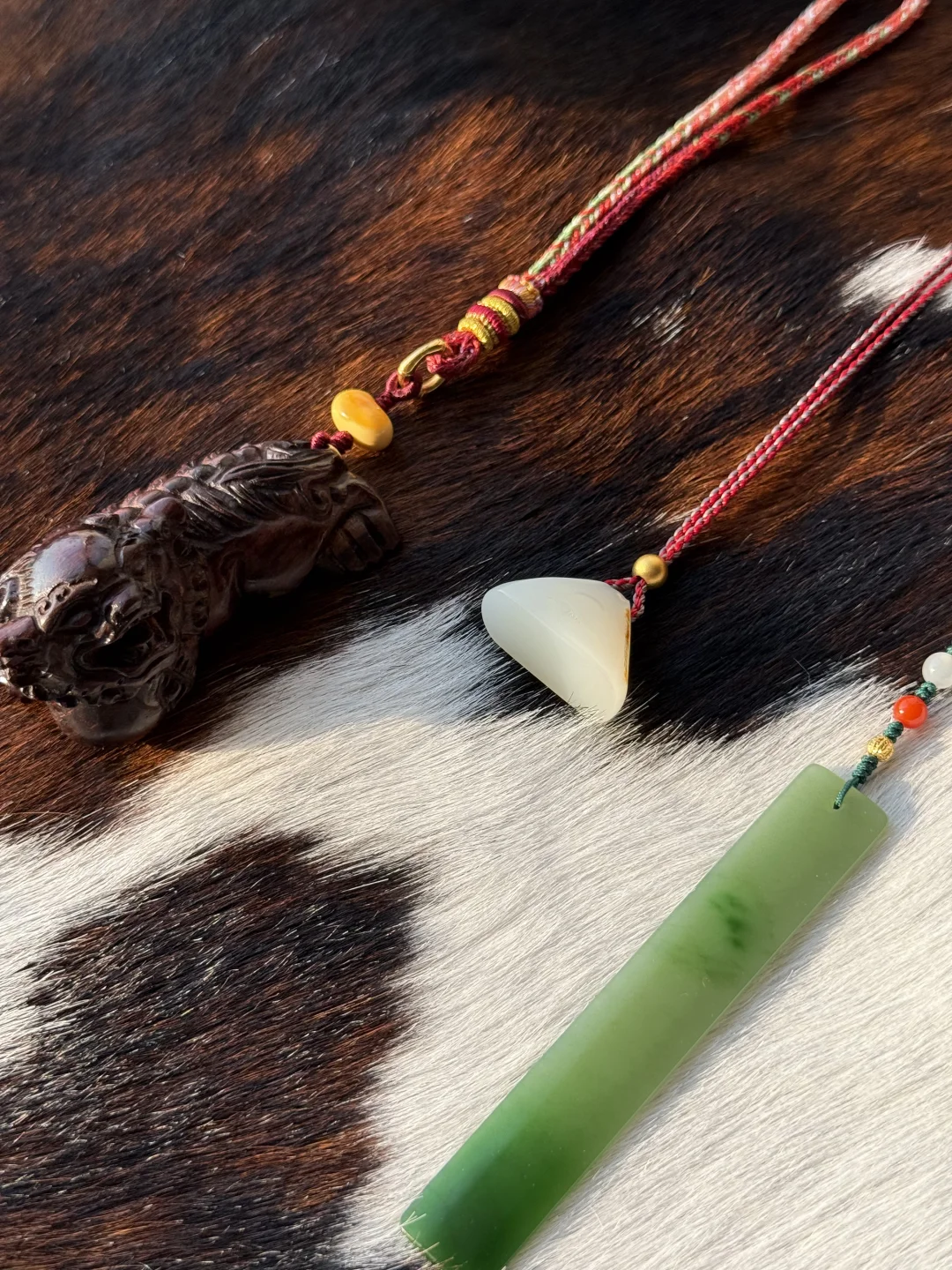 一点春浓凝碧玉，半怀清梦绕紫檀