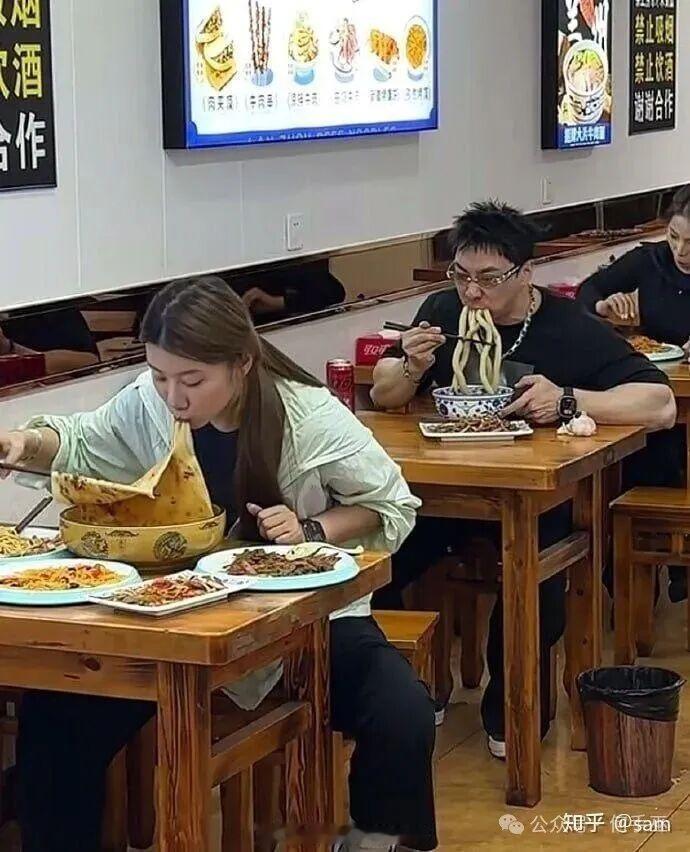 论吃面我只服他俩！半斤八两，不分伯仲！ 