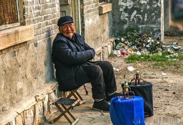 老人为啥要道德绑架，只是为了生存，为了求生。道德绑架是他生存的唯一出路。
其实，