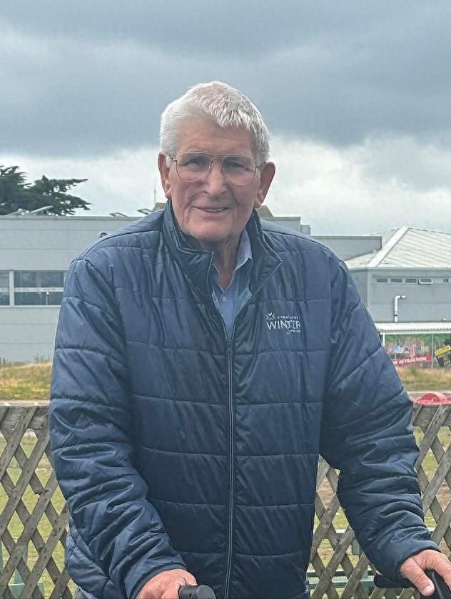 离谱！日前，一名86岁英国老人，只因吐掉一片吹进嘴里的树叶，被重罚250镑！
 