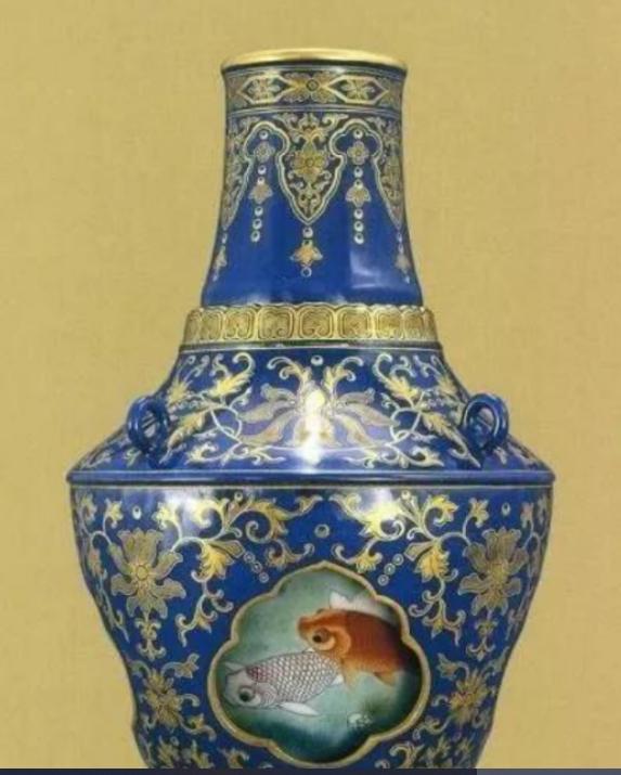 2010年，英国女子把父亲在地摊上买的中国瓷瓶拿去拍卖，在听到离谱的最终成交价后