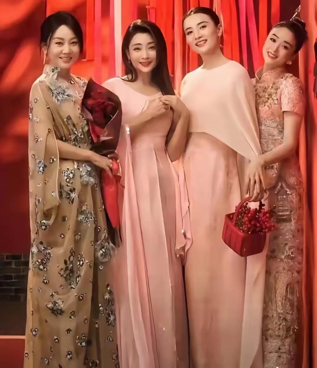 春晚这组同框太绝了！✨
四位实力派姐姐齐聚，温柔与飒爽并存。
闫妮的大气、殷桃的