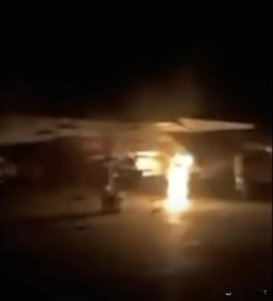 乌方游击队员焚烧了两架苏30战斗机
正当前线战场战火纷飞之际，俄罗斯后方又起火了