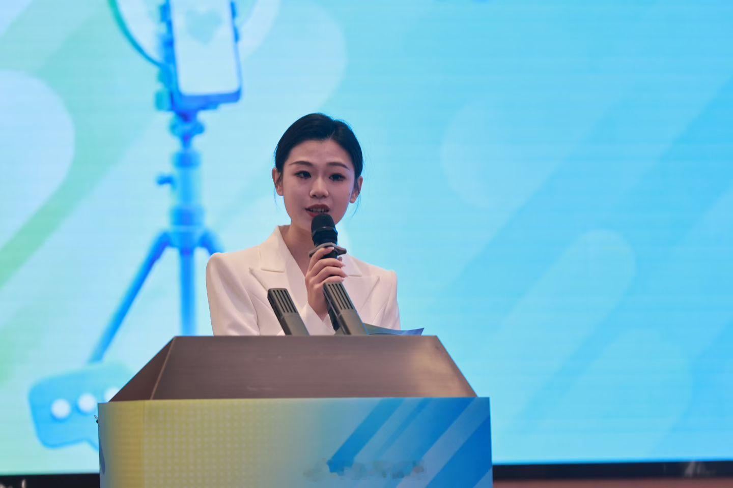 点亮饶城热力值 7月31日，饶城数字文创多功能室，一场别开生面的“热力引擎”计划