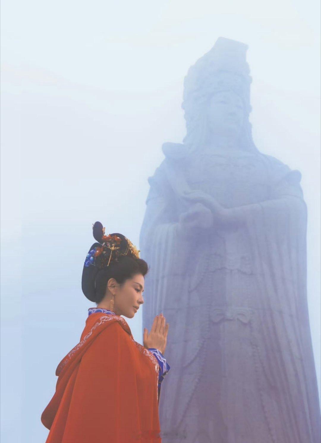哦莫，刘涛这个双手合十跟妈祖的合照，天啊，刘涛真的是妈祖自己选的人啊 ​​​