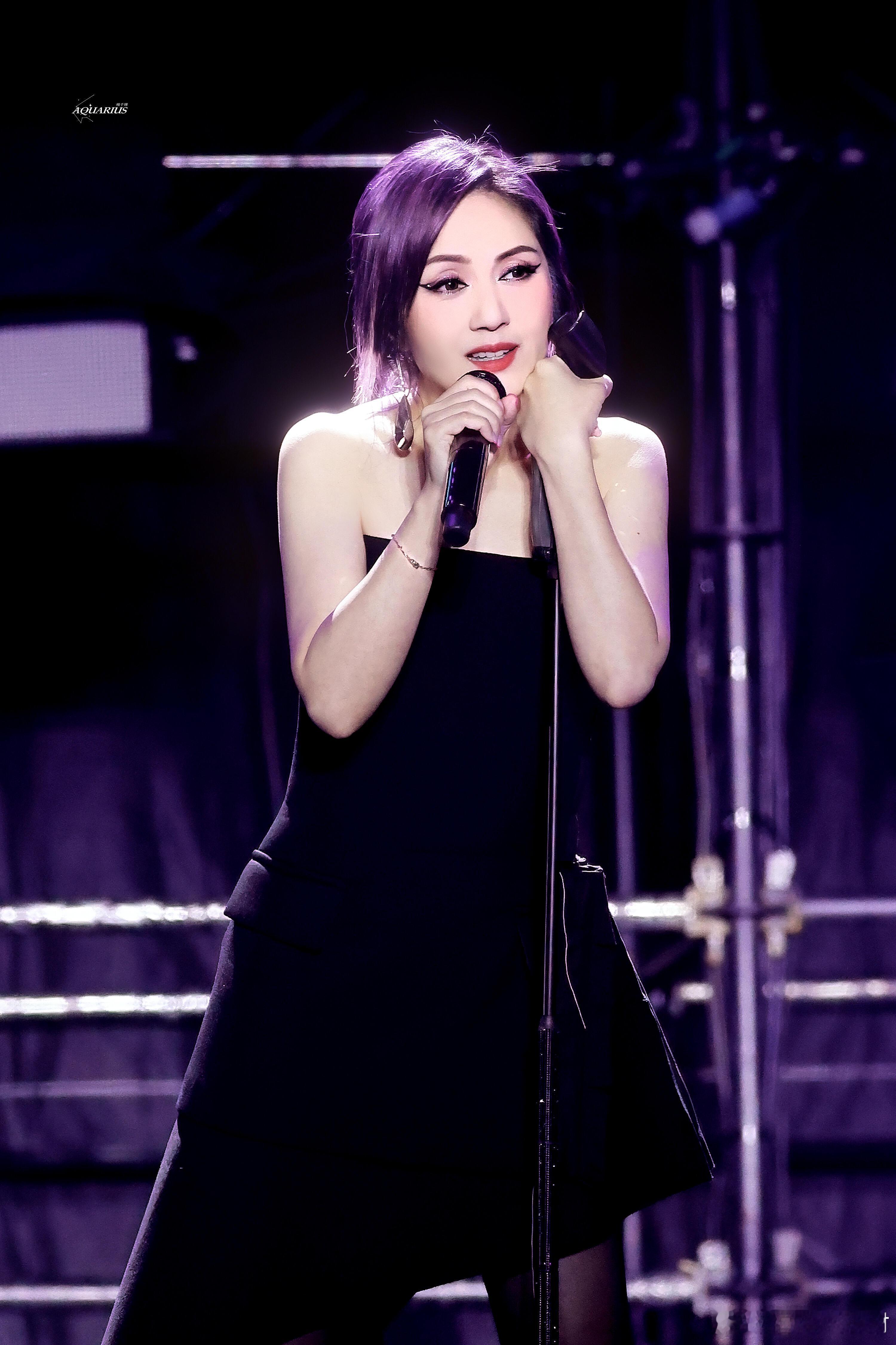 杨千嬅口播小品女王来的杨千嬅演唱会隐藏Rap担为了多点唱歌时间，嘴皮子磨出火星子