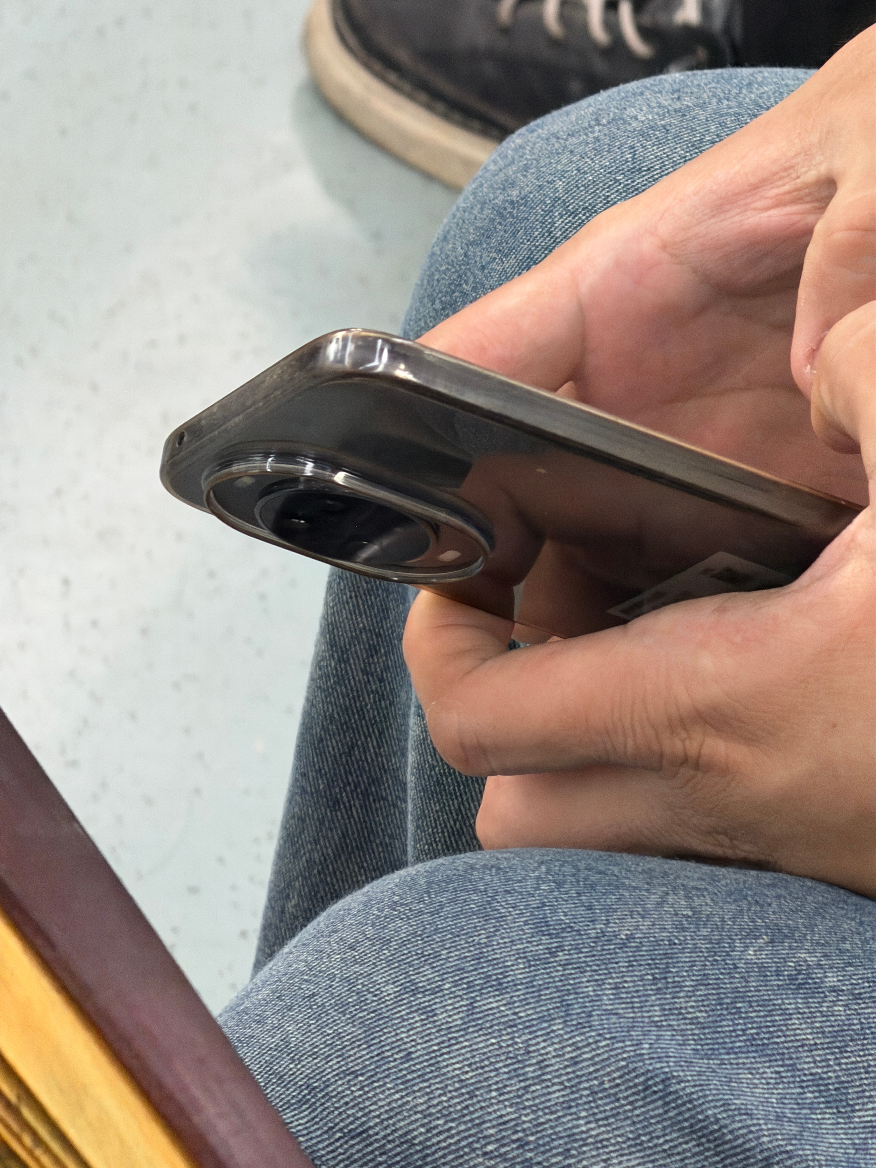 我一直在观察视障朋友、他会知道他刷的是AI生成的短剧吗？刷到广告跳转又怎么办 ？