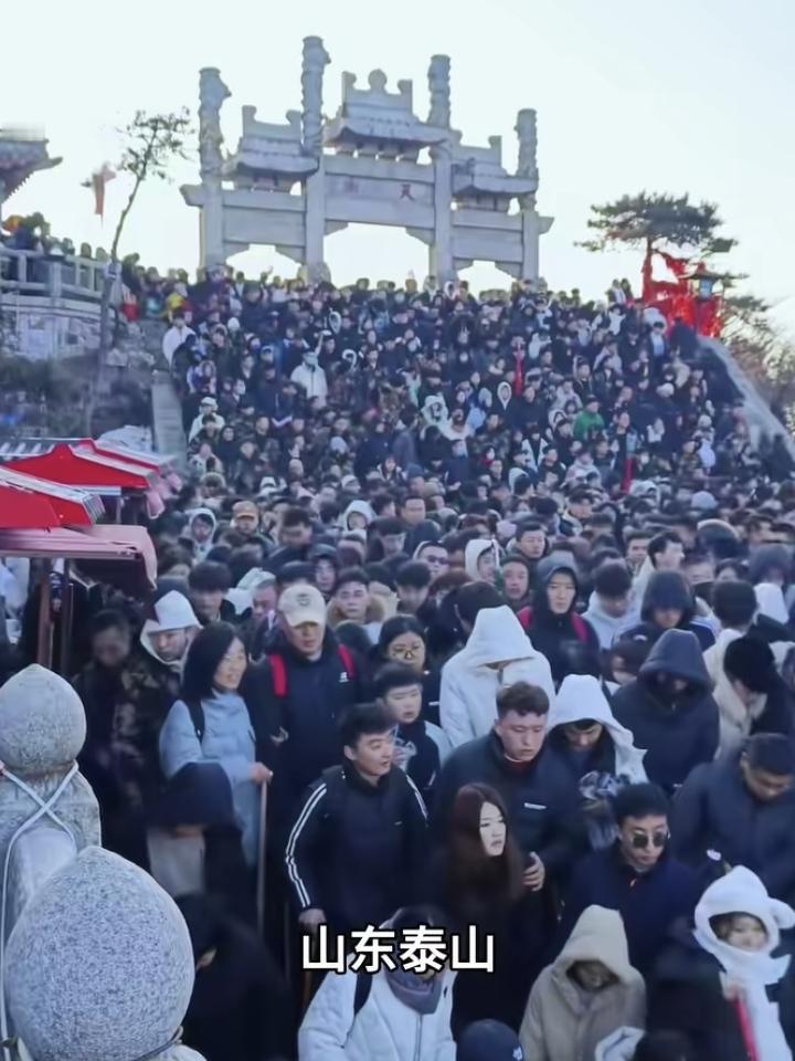 没钱真好[大笑]！
五一假期，各大景点毫不例外的，又是人满为患！
主打一个走不动