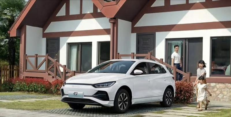 【比亚迪e2荣耀版上市 售8.98万元起】3月13日，比亚迪e2荣耀版正式上市，