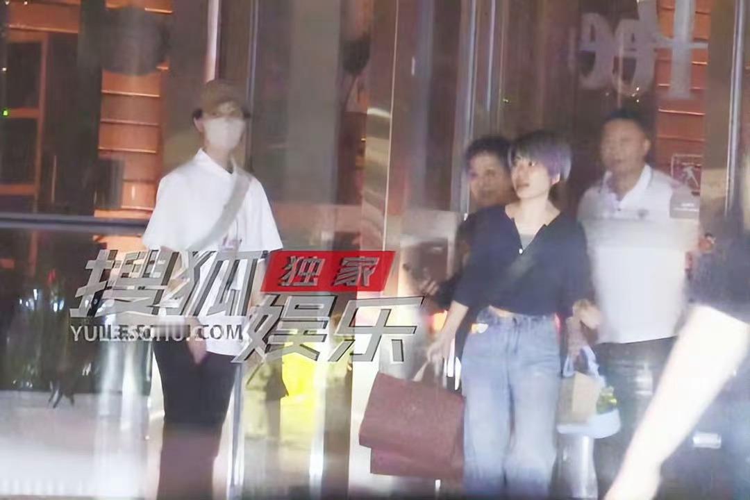 #杨紫与父母外出吃饭#杨紫与父母外出吃饭，看起来好幸福呀[羞嗒嗒]不过还是不要过