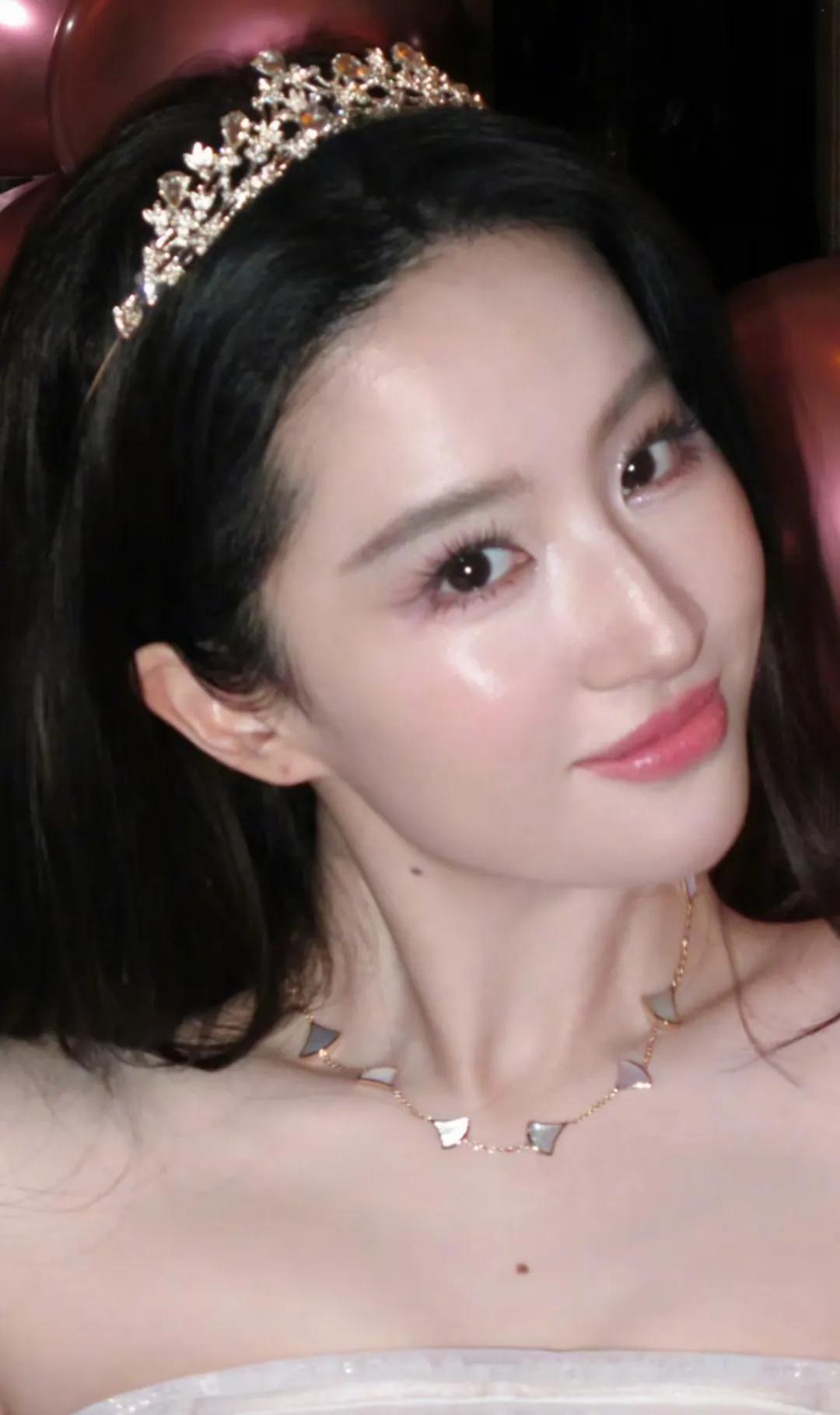 刘亦菲，引发热议。
8月26日，刘亦菲冲上热搜，既不是她迎来生日，也没有新作品官