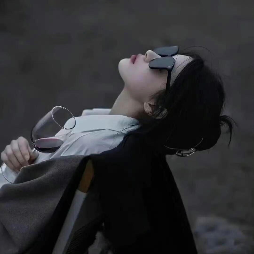 不入戏，就伤不到你。你在台上演，疼的是你；你在台下看，疼的是角色。