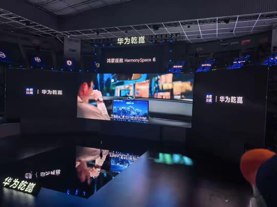 由华为乾崑与广汽联合深度共创，从整车研发底层全面协同，将华为智能驾驶、智能座舱、