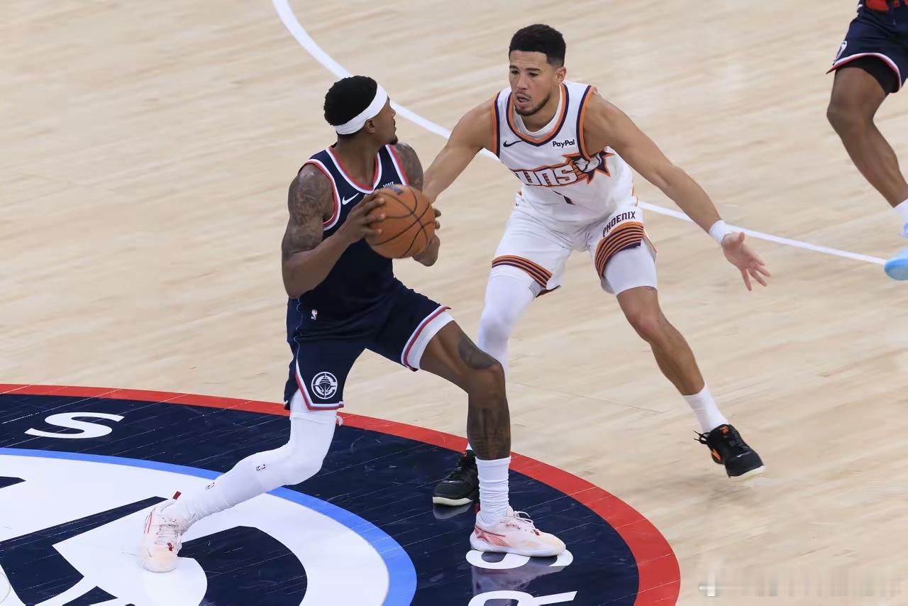 比尔不但不能平替鲍威尔，还拖后腿！当他在场时，快船防守效率125.8，当他不在场